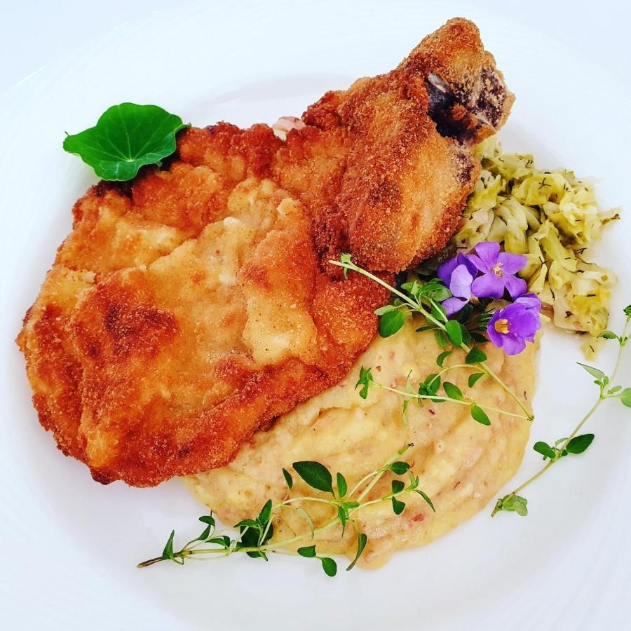 Boutique Odyseja & Spa Ciechocinek Exterior foto Schnitzel with mashed potatoes and sauerkraut