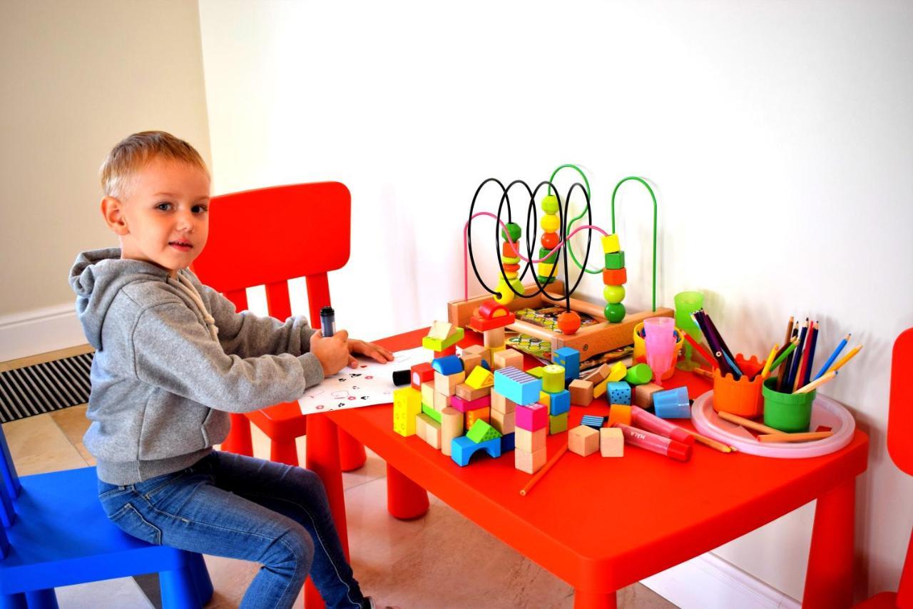 Boutique Odyseja & Spa Ciechocinek Exterior foto Child playing with toys